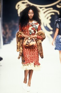 510857857_VivienneWestwood1995WomenRTW128.thumb.jpg.b194dfe48cb441c400765448237bd043.jpg