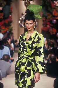 527817056_YvesSaintLaurent1995HauteCouture192.thumb.jpg.541c646ac64d87e8873f64ead44b3b9d.jpg