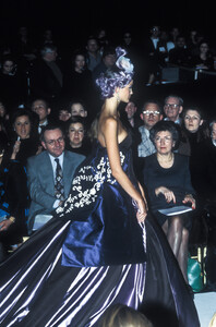 534027790_Givenchy1996HauteCouture109.thumb.jpg.1d83010e1fc827b29bfca8bb6e0d2d7f.jpg