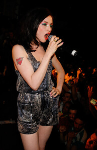 54369_29744_sophie_ellis_bextor_perfor__122_130lo.jpg