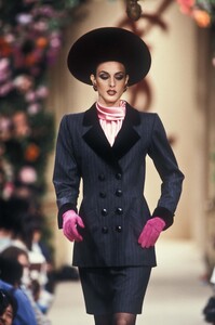 559925493_YvesSaintLaurent1992HauteCouture56.thumb.jpg.94c26fb8ecd7896aa41c4678cfb03e81.jpg