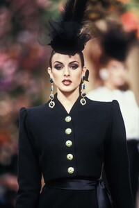 577488907_YvesSaintLaurent1992HauteCouture26.thumb.jpg.79efa0dad0e2659d71c1ac2e03c98a49.jpg