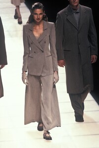 599290550_GiorgioArmani1995WomenRTW113.thumb.jpg.36338db73016cb42f988d28840b0e531.jpg