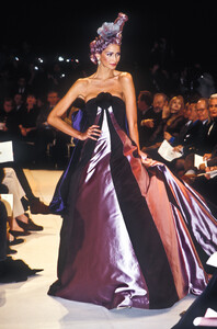 59996225_Givenchy1996HauteCouture107.thumb.jpg.9d82f8cc134dd7e8ef449e193bc784c6.jpg