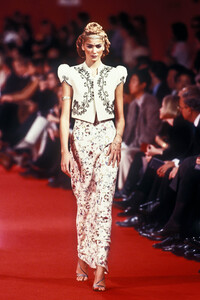 601678374_Givenchy1997WomenRTW18.thumb.jpg.06b94654d6e1faa3587caf1bbf3e0fa0.jpg