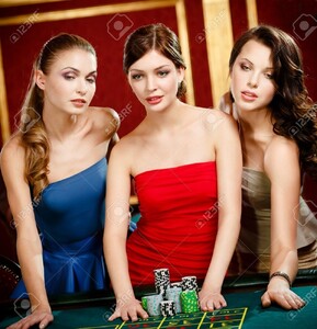 17824411-Trois-participation-des-femmes-jouant-la-roulette-la-maison-de-jeu-Banque-d'images.jpg