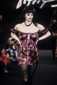 6259315_BetseyJohnson1996WomenRTW51.thumb.jpg.0282e0e521d8af14cc996d5707e7fa4c.jpg