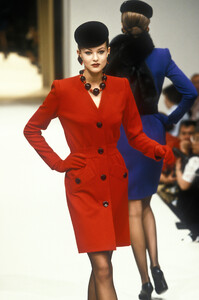 628587469_Givenchy1995HauteCouture17.thumb.jpg.d1e941501f9968c7c73f60e2d63af736.jpg