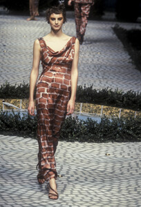 634257460_Moschino1997WomenRTW175.thumb.jpg.83d88483a4adbcc1c4ae4fc327b2e73e.jpg