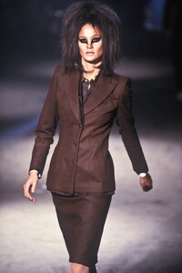 649743284_AlexanderMcQueen1997WomenRTW42.thumb.jpg.8dd30d4b2f83b8659b6f351369b51d42.jpg