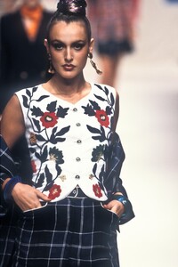 683185623_EmanuelUngaro1995WomenRTW3.thumb.jpg.d78dc5809bc1f87a7fc51313e2b93675.jpg