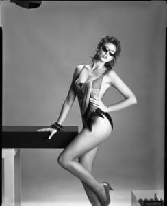 1985-05-20_007+Cindy+Crawford+BW+Swim.jpg