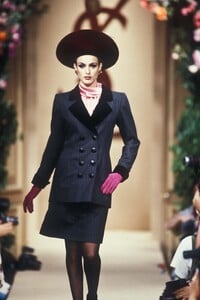 748159831_YvesSaintLaurent1992HauteCouture55.thumb.jpg.3d058bfa31ae74c2b1336b3914e4d0e0.jpg