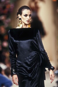 76488355_YvesSaintLaurent1992HauteCouture84.thumb.jpg.601d496791e12e61e835268c27068822.jpg