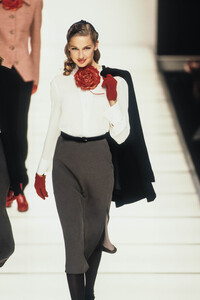 772453924_EmporioArmani1995WomenRTW5.thumb.jpg.5b2c05198ec5c083299bf5ed7020058d.jpg