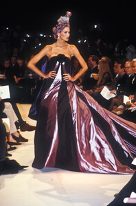 773974996_Givenchy1996HauteCouture106.thumb.jpg.6aaffeda36ef1f773c98a2eb3d7f5a15.jpg