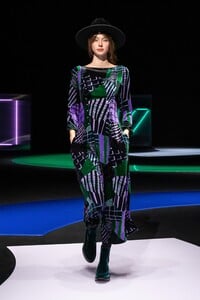 Lauren de Graaf Emporio Armani Fall 2021 RTW MFW 2.jpg