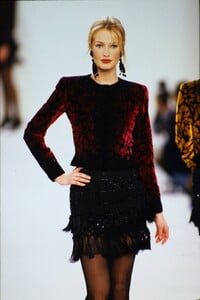 780069136_OscardeLaRentaFall1994(5).thumb.jpg.7c9176812de760245ec37aae2297b70b.jpg