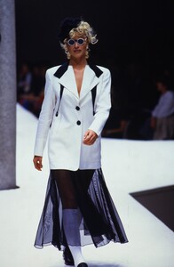 782963356_Fendi-Spring-1993-Eva-Herzigova(4).thumb.jpg.1eddbee42a1f2e0d5a4619f541fdaa20.jpg