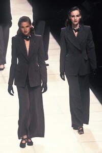 786959159_GiorgioArmani1995WomenRTW75.thumb.jpg.0acfdfd3bd63726f4d9e9f597bd10b0c.jpg