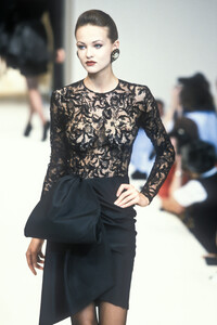 791168505_Givenchy1995HauteCouture86.thumb.jpg.b2ab899f5ae96958f497780805f32cb7.jpg