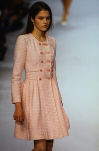 79422335_chanel-ss-1996-lonneke-engel(6).thumb.jpg.178699581d4f742c646587c9d6b016ae.jpg