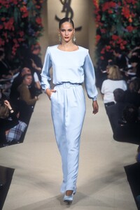 800487066_YvesSaintLaurent1997HauteCouture142.thumb.jpg.16f340ef1821d83f1de3ec09335615b7.jpg