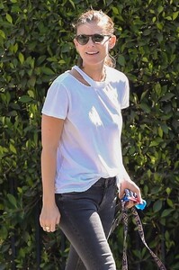 80308820_hqcelebcorner-2.jpg