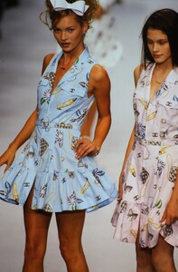 813428889_chanel-ss-1996-lonneke-engel(13).thumb.jpg.2d000a984a9bee327dc0cc6961cf8538.jpg