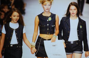 819255551_chanel-ss-1996-lonneke-engel(18).thumb.jpg.8044128a1eb364a1d73dc557d54fa422.jpg