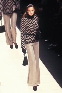 838866978_GiorgioArmani1995WomenRTW101.thumb.jpg.fc7dfce4179de2e7c52e37f648c76a08.jpg