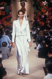 87260556_YvesSaintLaurent1995HauteCouture193.thumb.jpg.a818e29de69ecff8ef154aeba0cc6603.jpg