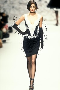 893997595_EmanuelUngaro1995HauteCouture77.thumb.jpg.c71e84facbbd0437e395f6e8187897ce.jpg