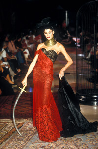 895645054_GivenchyCoutureFall19972.thumb.jpg.abb09b24d9c553a5f89bbd792c11c88a.jpg