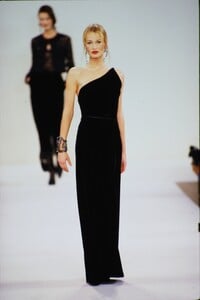 920270492_OscardeLaRentaFall1994(9).thumb.jpg.5d1e24680bc135f378a736ff0147a5e7.jpg