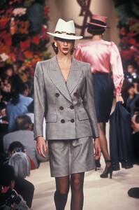 947125534_YvesSaintLaurent1995HauteCouture32.thumb.jpg.d3510e267871bfb3187550645e431e92.jpg