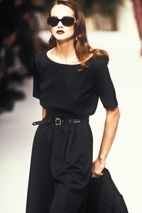 967153132_YvesSaintLaurent1995WomenRTW136.thumb.jpg.77c2bd3605bb3dc45870807ca919aa88.jpg