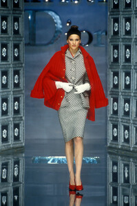 984403303_ChristianDior1996HauteCouture13.thumb.jpg.d7cbc8291f4f67acc19eb898918adff4.jpg