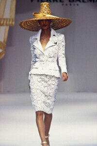 998513589_PierreBalmain1993HauteCouture50.thumb.jpg.422f9c2da02f6a6bba4664413bcb5d3a.jpg