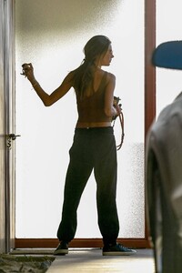 Alessandra-Ambrosio---Visits-a-friends-house-in-Bel-Air-03.jpg