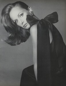 Avedon_US_Vogue_September_15th_1972_20.thumb.jpg.5f54092d515d99ab73ee573946a7a7e8.jpg