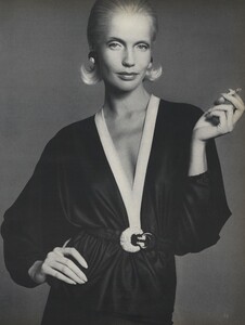 Avedon_US_Vogue_September_15th_1972_24.thumb.jpg.1041d5531bd194f1854f1d073d73caea.jpg