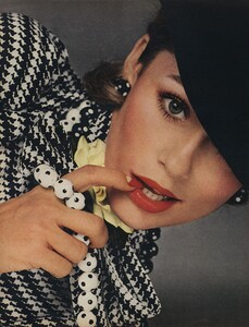 Beauty_US_Vogue_January_1973_01.thumb.jpg.090d4944d23148956a390f58e27c947c.jpg