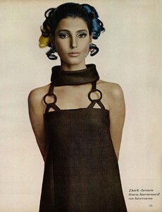 Brown_Avedon_US_Vogue_April_1st_1967_02.thumb.jpg.f45ef44737c68ca7e461734be230b9e4.jpg