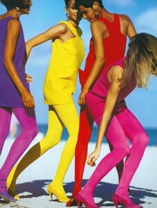 Color_Demarchelier_US_Vogue_March_1991_14.thumb.jpg.5c717af04abce49fda3d04f5373207a5.jpg