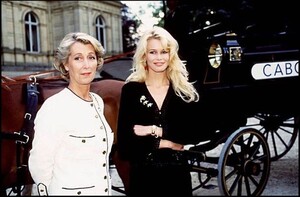 Devant-les-flashes-des-photographes-toujours-chic-en-tailleur-Chanel-cette-femme-au-foyer-de-profession-avait-ete-immortalisee-avec-tous-les-cr.jpg