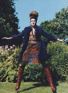 Elgort_US_Vogue_October_2005_05.thumb.jpg.90c13c3516dc94bc8f3eb9a2b4d4781c.jpg