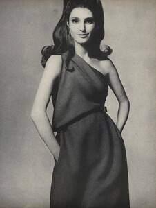 Galanos_Penati_US_Vogue_April_1st_1967_04.thumb.jpg.593f18c8525b9db6b7cb7742bd45c5d3.jpg