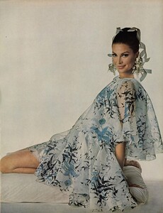 Great_Penati_US_Vogue_April_1st_1967_02.thumb.jpg.21d6ec58d074ed38e481ed707c6dfd8c.jpg