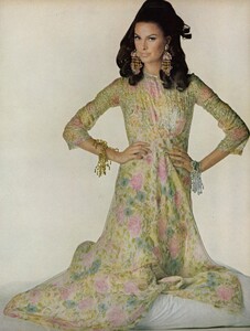 Great_Penati_US_Vogue_April_1st_1967_04.thumb.jpg.b86e2131ac1866fb40afd617716f71d9.jpg